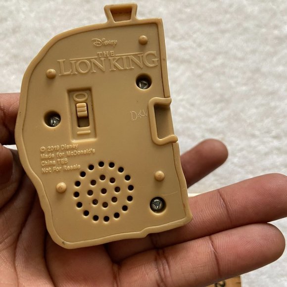 Lion Figure - Picture 8 of 10